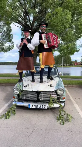 Midsommar i Mora. Midsommarrocken#foryou #beer #summervibes #midsommar💘💘 #volvoamazon 