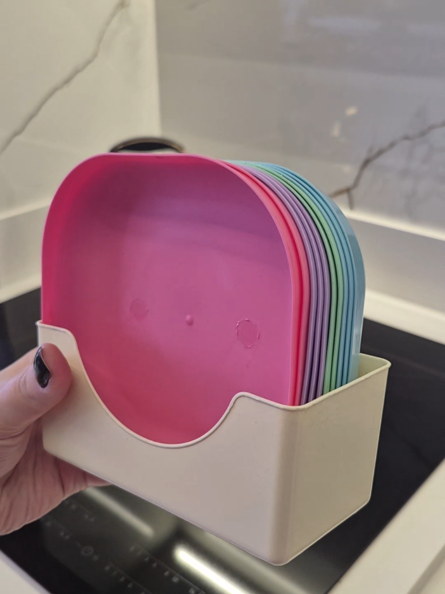 Conjunto de porta-pratos coloridos 🩷💚💙 perfeito para deixar sua mesa ainda mais charmosa e organizada! Feitos em plástico resistente, são fáceis de limpar e vêm com suporte para manter tudo no lugar. Ideais para o dia a dia ou para receber visitas com estilo! ✨ #portapratos #decoraçãodecasa #mesaposta #organização #cozinhalinda       