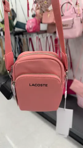 Belle bandoulière #lacoste🐊 original, en direct du #canada🇨🇦.  Elle vous plaît? Réservez la vite inbox! Très peu de pièces disponibles!!!   #foryoupage❤️❤️ #tiktokabidjan🇨🇮 #tiktok225🇨🇮 