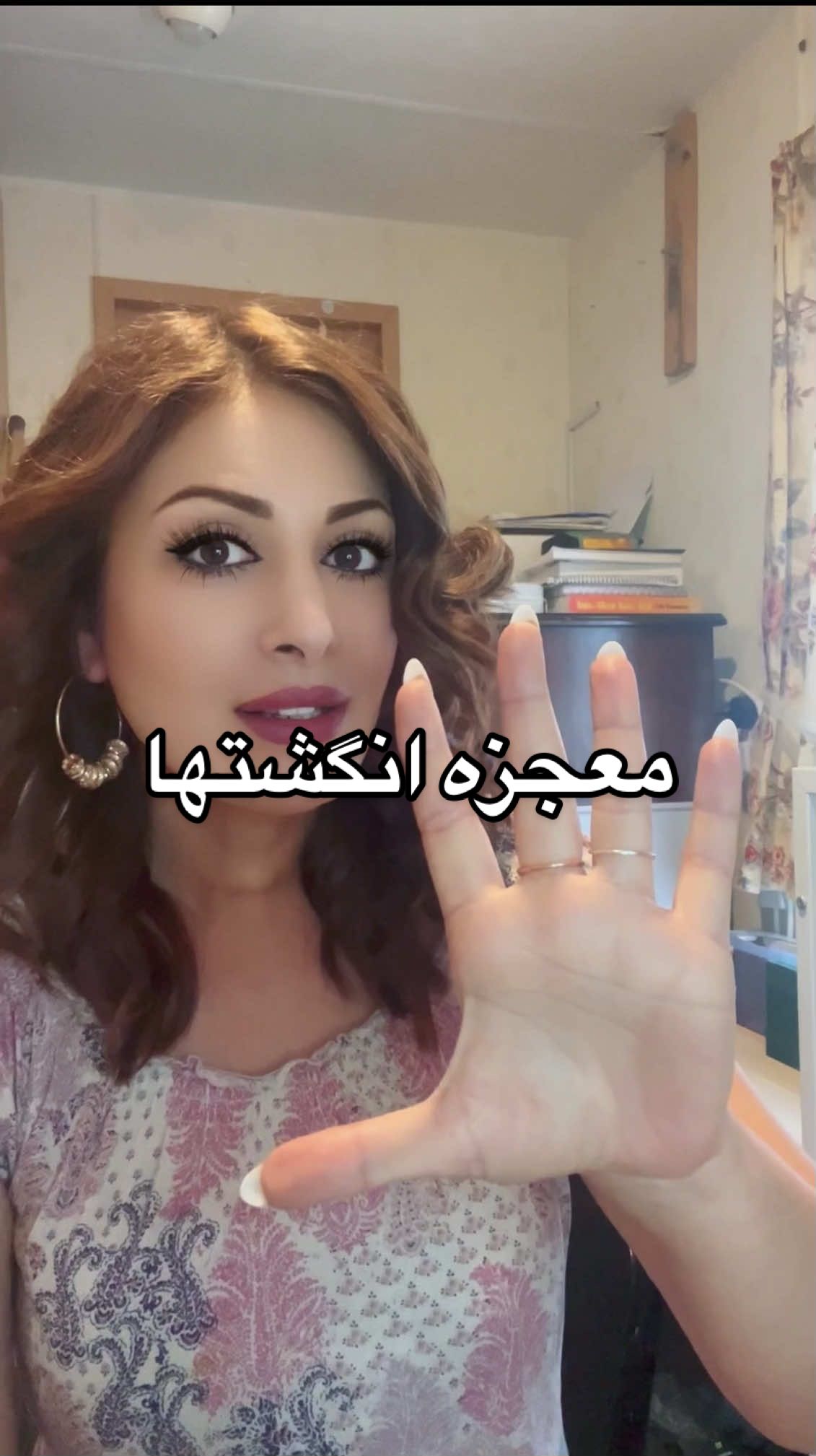 معجزه انگشتها چرا هنگامی که انگشتان به هم فشرده می‌شوند، تنفس تغییر می‌کند؟ این دانشی است که در مودراهای یوگا منتقل شده است: ۱. شست + انگشت اشاره: (جایگاه زمینی و آرامش)  * مِریدین ریه و سیستم پاراسمپاتیک را فعال می‌کند.  * دیافراگم شل می‌شود و تنفس به داخل شکم هدایت می‌گردد.  * این تنفس 