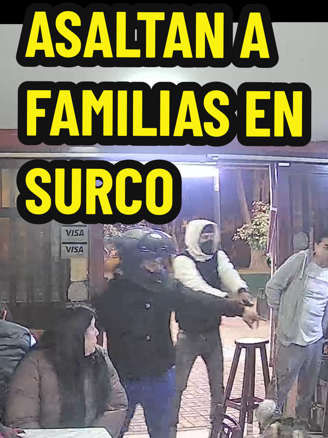 ROBO A MANO ARMADA EN LOCAL DE SURCO: DELINCUENTES ASALTAN A FAMILIAS MIENTRAS CENABAN La tranquilidad de una noche familiar se vio interrumpida por la violencia. La noche del jueves 3 de octubre, un grupo de delincuentes armados asaltó un local de comida rápida ubicado en la avenida Próceres, en el distrito de Santiago de Surco, uno de los sectores considerados más seguros de la capital. Según testigos, tres sujetos llegaron a bordo de dos motocicletas, irrumpiendo violentamente en el establecimiento mientras varias familias disfrutaban de sus alimentos. Los hampones, armados con pistolas, amenazaron a los clientes y trabajadores, exigiendo dinero y pertenencias personales. En cuestión de segundos, los delincuentes lograron apoderarse del dinero de la caja y de varios celulares antes de huir a toda velocidad por la avenida. El hecho ocurrió cerca del local del Seguro Social y a pocos metros de la conocida bolichera del distrito, en una zona que suele tener presencia policial. Afortunadamente, no se registraron heridos, aunque los comensales quedaron en shock por el violento asalto. Vecinos del lugar han expresado su preocupación y exigieron mayor patrullaje, ya que en las últimas semanas se han reportado varios robos bajo la misma modalidad en Surco. La Policía Nacional ha iniciado las investigaciones y revisa las cámaras de seguridad del local y de los alrededores para identificar a los responsables. #Surco #InseguridadCiudadana #RoboAManoArmada #NoticiasPerú #PolicíaNacional 