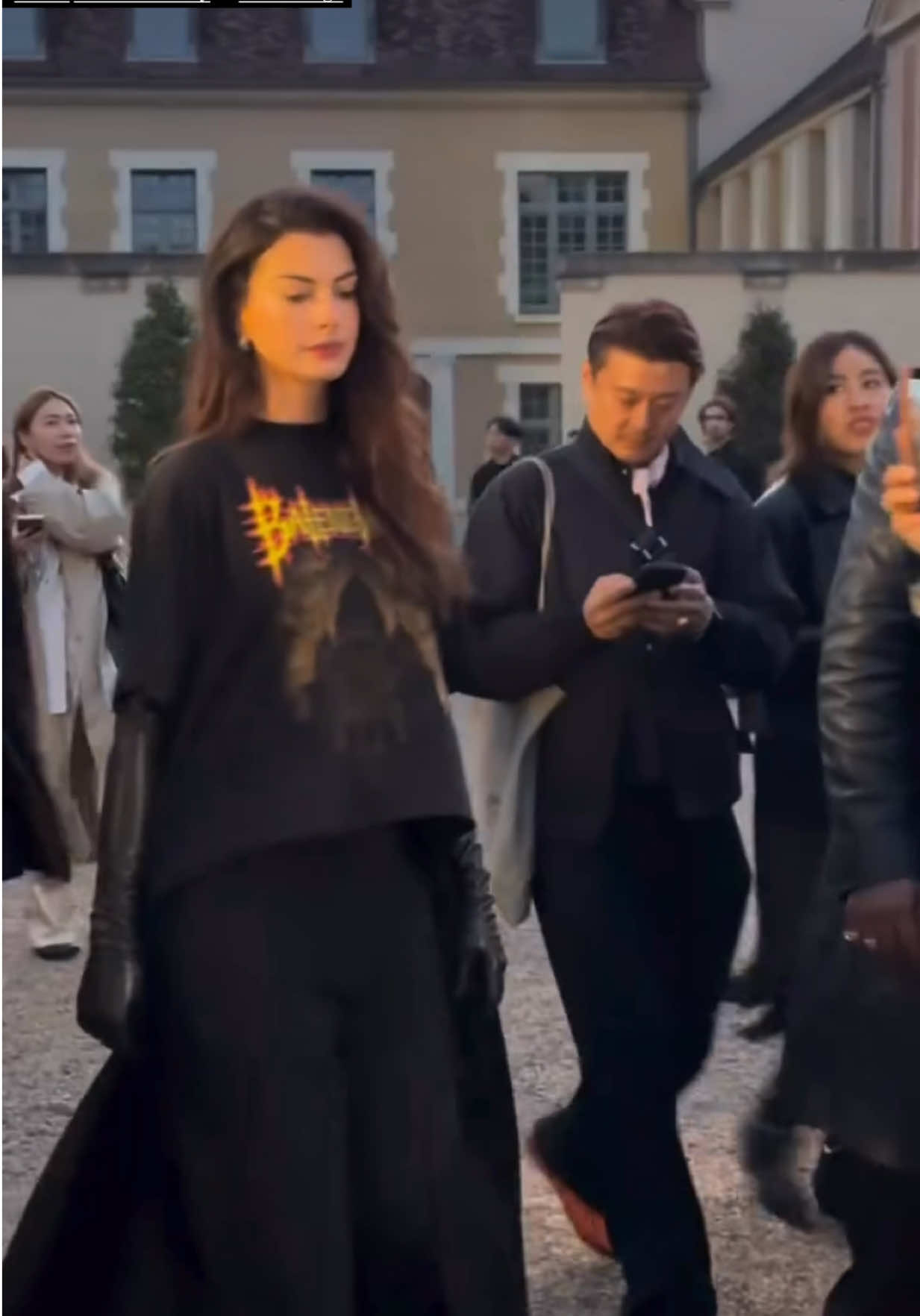 #PFW @Anne Hathaway llegando al desfile de #Balenciaga en #ParisFashionWeek 🇫🇷  Xx, CG #Moda #Paris 