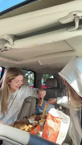 get you a girl who can eat #littlecaesars #mukbang #pamela #syncity #helpus @paige 💌 