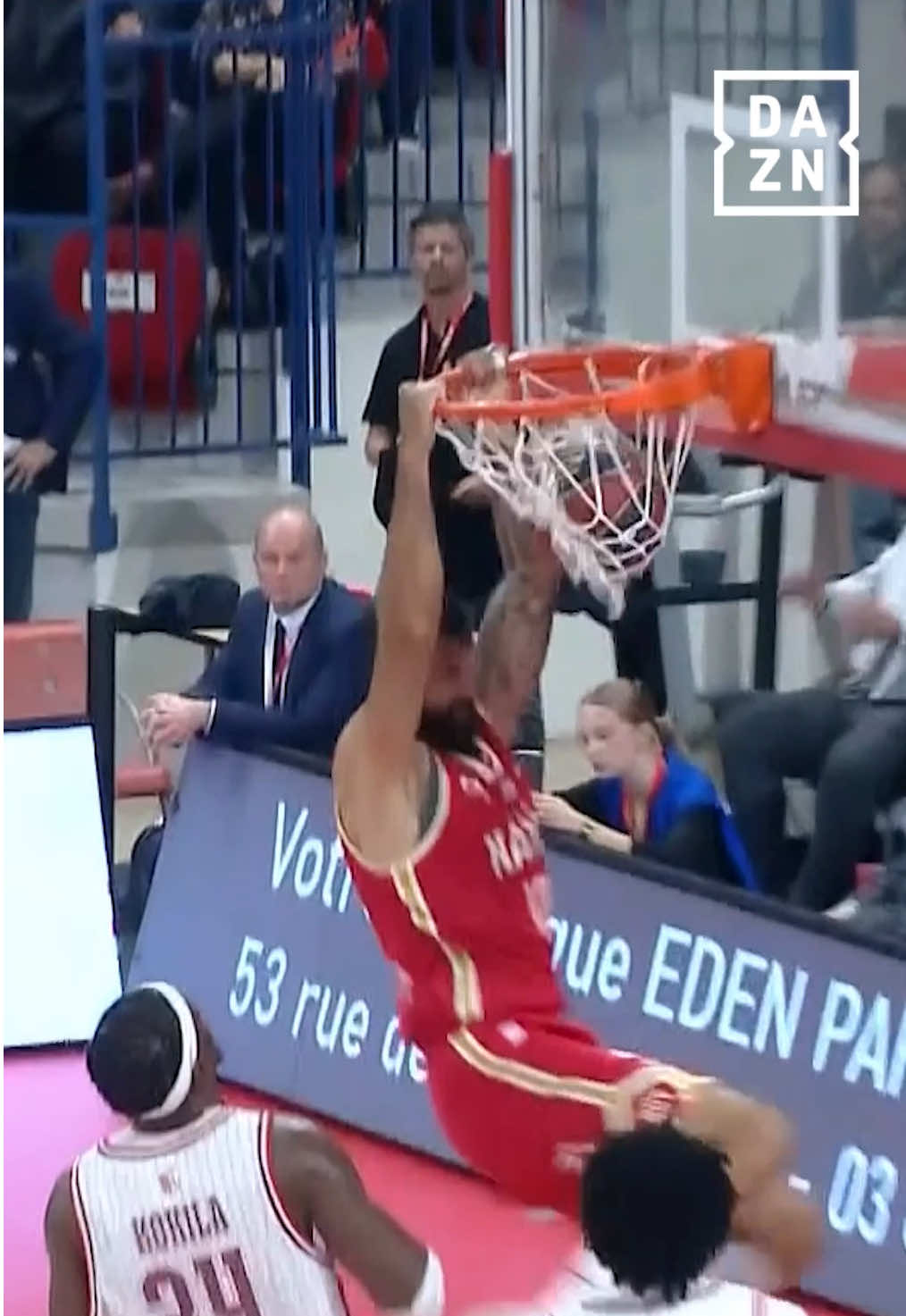 ⚡️ | La passe ENTRE LES JAMBES et le dunk ! L’action de ce début de match pour le @SLUC Nancy Basket 🍿👏   Regardez la Betclic Élite sur DAZN à partir de 9,99€/mois 📲 #BetclicElite 