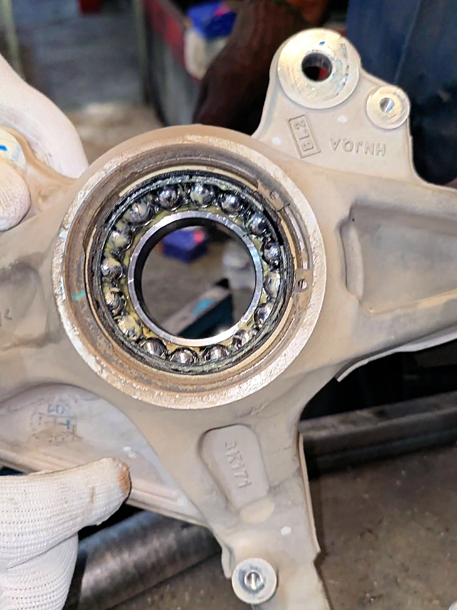 Ford Fusion front wheel Bearing noise #auto #mechanic 