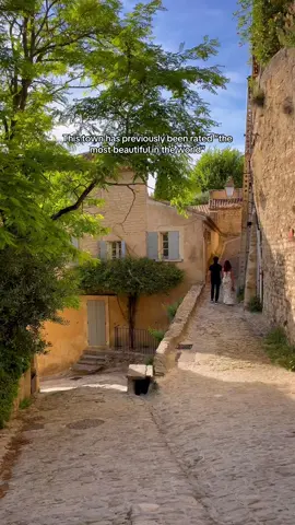 Add this beautiful town for your bucketlist! 😍 The South of France should definitely be on your list, including the “most beautiful town in the world”! At least according to the 2023 rating of Travel + Leisure! 📍 Gordes Tbh, this was not my very favourite town in the area but still very pretty! Also gets reallyyyy full in summer, so consider going in low season and go early for less crowds!