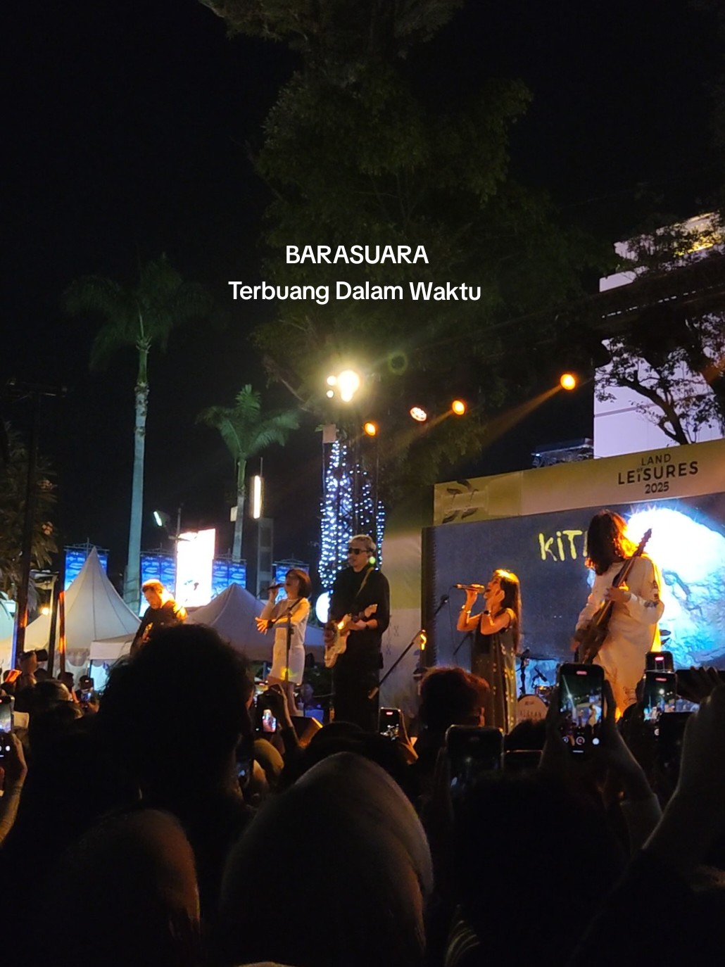 Kita 'kan tua dan kehilangan pegangan🫂🤍 . . #barasuara #terbuangdalamwaktu #landofleisures2025 #lol2025 #amplazjogja 