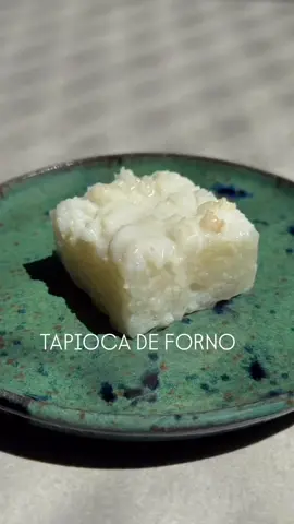 Tapioca de Forno com Coco 🤍 Uma sobremesa simples, com sabor de casa e cheia de brasilidade. A massa leva apenas tapioca e coco fresco na mesma proporção. Depois de assada, recebe uma calda cremosa de leite de coco com leite condensado.  Gelada de um dia para o outro, ganha textura macia e sabor intenso de coco. . . . Tapioca de Forno com Coco 🔸 INGREDIENTES Rendimento: 8 porções 400 g de goma de tapioca hidratada 400 g de coco fresco ralado 1 pitada de sal 3 garrafinhas (600 ml) de leite de coco 1 lata (395 g) de leite condensado Observação: use sempre a mesma proporção de coco para a mesma proporção de tapioca. Se quiser aumentar ou diminuir a receita, basta manter essa equivalência. 🔸 MODO DE PREPARO 1.	Preaqueça o forno a 160 °C. 2.	Solte bem os grãozinhos da goma de tapioca com as mãos ou um garfo. Misture a tapioca com o coco fresco ralado e a pitada de sal. 3. Unte uma forma de 30 x 20 cm com manteiga e transfira a mistura, alisando a superfície. 4. Leve ao forno por cerca de 30 minutos, até firmar. 5. Misture as 3 garrafinhas de leite de coco com a lata de leite condensado até formar uma calda cremosa. 6. Retire a tapioca do forno e, ainda quente, regue com essa calda. Cubra e deixe descansar na geladeira de um dia para o outro. 🌿 Sirva gelada, cortada em quadradinhos ou fatias. Para uma versão mais fit, basta misturar o leite de coco com adoçante no lugar do leite condensado. Depois é só regar a tapioca quente com essa calda leve e levar à geladeira! 🥰 👉🏻 Essa tapioca de forno congela super bem. Você já pode cortar os quadradinhos, congelar separados e depois guardar em um saquinho próprio para freezer. Assim, é só tirar a quantidade desejada para acompanhar um café ou receber uma visita de última hora. 😍 #tapioca #sobremesa #receitafacil #cozinhacomafeto #coco 