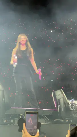 POV: Sana read your placard to make it rain and she did! 💖 #twice #sanaminatozaki #thisisfor #twice_thisisfor_world_tour #twice_thisisfor_world_tour_bulacan 