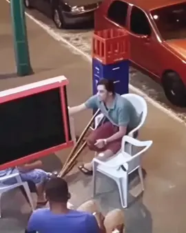 Pela pancada, esse moço faz algo muito grave contra o pneu! 🤔 #videoviral  #meme 