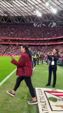 🇵🇸 Eye On Palestine 🇵🇸 Athletic Club Bilbao(@athleticclub) made history as the first LaLiga team to officially honor Palestine — welcoming Palestinian refugees from the Basque Country onto the San Mamés pitch before their match against Mallorca, where the entire stadium rose in a standing ovation of solidarity. نادي أتلتيك بلباو صنع التاريخ كأول فريق في الدوري الإسباني يكرّم فلسطين رسميًا — حيث استقبل مجموعة من اللاجئين الفلسطينيين من إقليم الباسك على أرض ملعب سان ماميس قبل مباراته ضد ريال مايوركا، فيما وقف جميع الحضور في المدرجات لتحيتهم بتصفيق حار تضامنًا معهم.