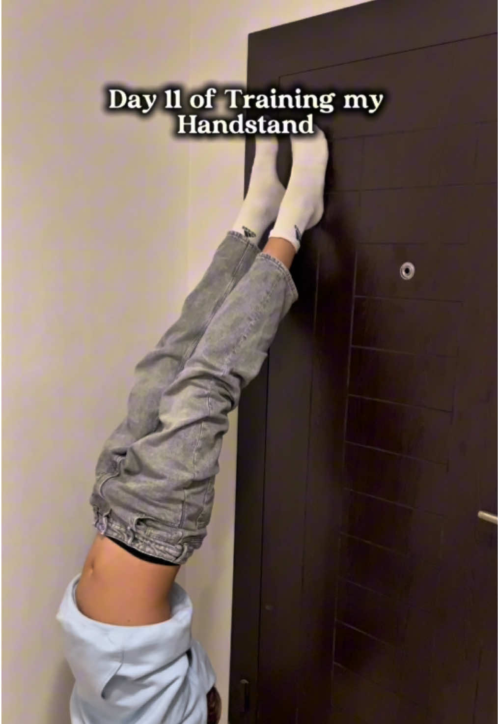 Day 11 of Training my Handstand 💪🏼 (road to 10k👇) #calisthenics #handstand #viral #fyp 