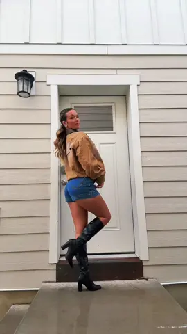 love a good fall jacket 🍂 #fallootd #falljacket #falloutfits #denimskort #fyp 