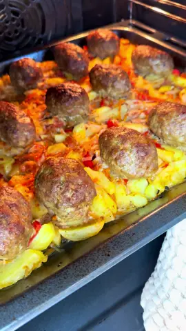 Сочные котлеты с овощами в духовке. Ароматные, нежные и очень вкусные — такие котлетки обязательно украсят ваш ужин и порадуют всю семью. Отличное блюдо, которое сочетает в себе мясо и овощи, получается сытным и при этом лёгким.  Ингредиенты: Фарш — 1 кг Лук — 2 шт. Хлеб или батон — 100 г Яйцо — 1 шт. Соль, перец — по вкусу Молоко — 100 мл Перец болгарский — 2 шт. Капуста — 300 г Картофель — 500г Морковь — 1 шт. Паприка — 1 ч.л. Томат — 1 стакан (200 мл) Растительное масло — 5 ст.л. В моём телеграмм канале ещё больше рецептов и другого контента, ссылка в шапке профиля. Или наберите в поиске телеграмм: Алёнка Краснодар  Подписывайтесь и будем готовить вместе👩‍🍳  Маленький совет: если сверху блюдо уже румяное, а картофель внутри ещё не приготовился — просто накройте форму фольгой и доведите до готовности. #рецепт 