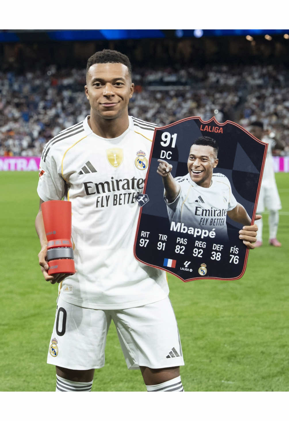 🗣️ MBAPPÉ, MBAPPÉ… 🏆 Kylian Mbappé has received his PLAYER OF THE MONTH award in #LALIGAEASPORTS! #LALIGAPOTM @EA SPORTS FC | #PREMIOSLALIGA