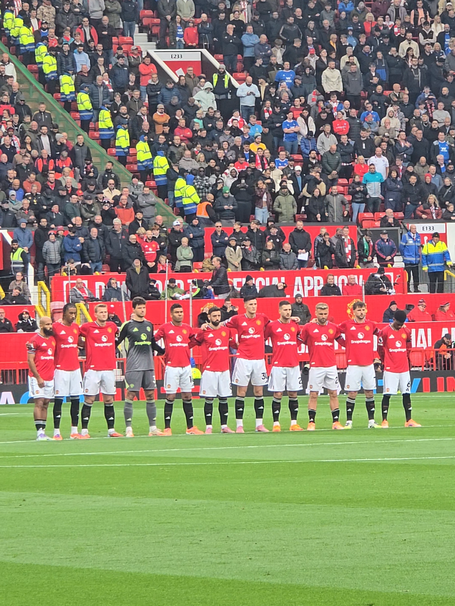 United and the whole of Old Trafford paying tribut to the victims of the recent attack in Manchester with a minute silence. RIP #mufc #manchesterunited 