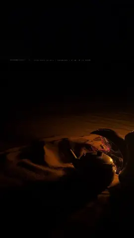 ‏نسنس الحزن واجتاح الضلوع وبكيت ‏لو عيون الرجال تعيب عبراتهـا ‏أدركتني وأنا هليتها ماستحيت ‏آآه يالحظة الفرقا ولـوعاتها ……