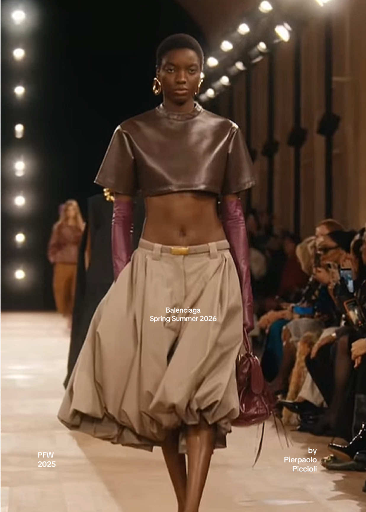 Pierpaolo Piccioli brings a new wave of elegance to Balenciaga’s Spring/Summer 2026 collection, marking his debut which received a full standing ovation from the guests.  How would you rate this new era for Balenciaga? #balenciaga #balenciagass26 #pierpaolopiccioli #fyp #fashion  📹 Balenciaga 