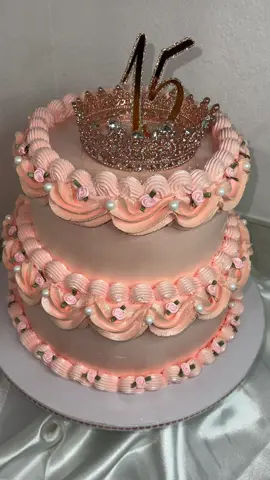 Mi paz y relajación están en decorar #cake y cortar con mi #cricut #pastel #glittercake #caketopper 