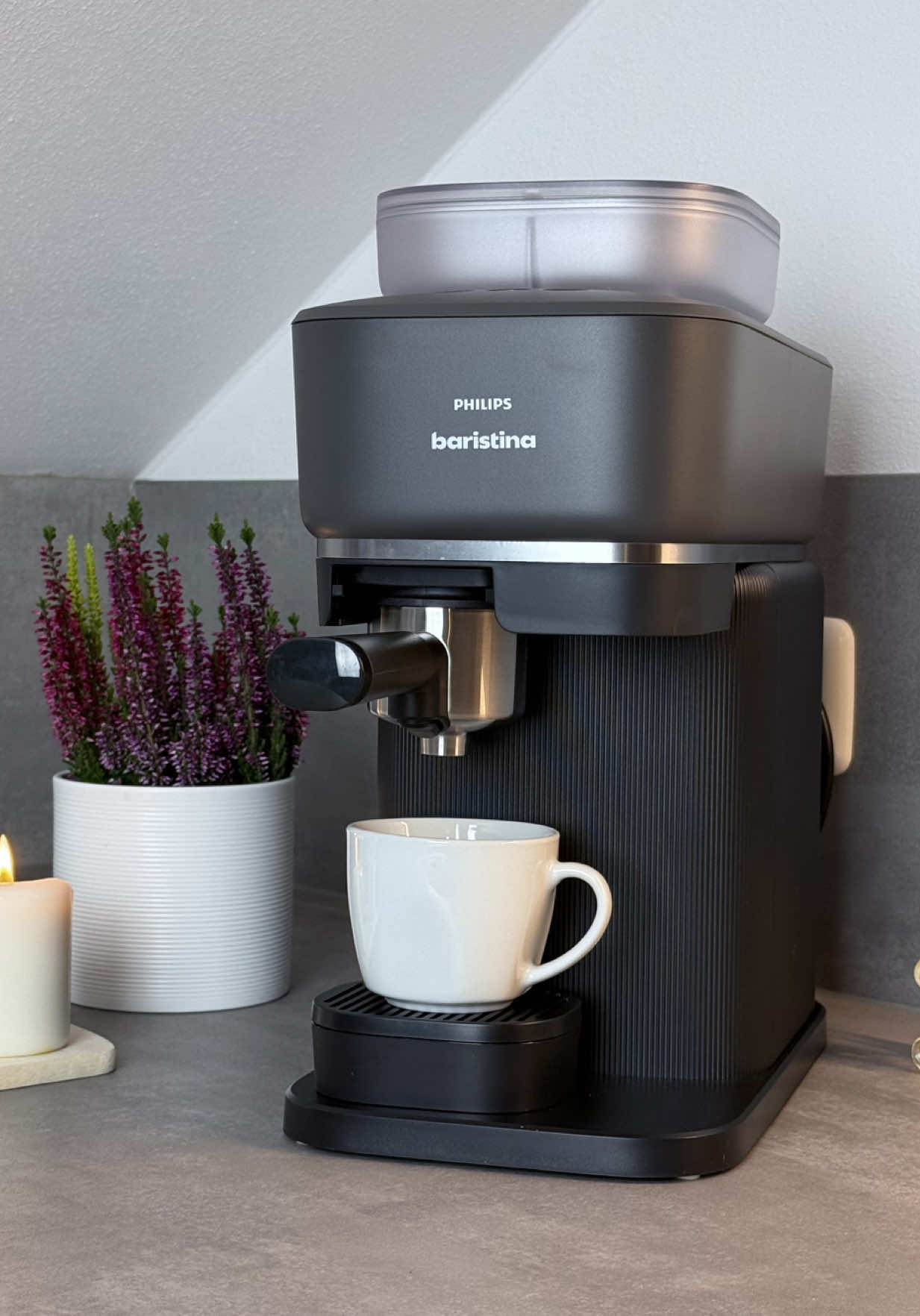 *𝘈𝘯𝘻𝘦𝘪𝘨𝘦⁣⁣ ⁣⁣⁣ ☕✨ 𝐍𝐞𝐮𝐞𝐫 𝐊𝐚𝐟𝐟𝐞𝐞𝐠𝐞𝐧𝐮𝐬𝐬 𝐳𝐮 𝐇𝐚𝐮𝐬𝐞! ✨☕⁣ Habt ihr schon mal von der 𝐏𝐡𝐢𝐥𝐢𝐩𝐬 𝐁𝐚𝐫𝐢𝐬𝐭𝐢𝐧𝐚 𝐕𝐚𝐫𝐢𝐞𝐭𝐲 𝐍𝐨𝐢𝐫𝐞 gehört?⁣ Ich bin total verliebt in diese Maschine! 🥰⁣ ⁣ ☕️ Der Duft von frisch gemahlenem Kaffee ist einfach himmlisch – jedes Mal wie im Café.⁣ ✨ Highlight: Man kann zwei verschiedene Bohnensorten gleichzeitig einfüllen! Ich mache mir meinen milden Kaffee und mein Mann seinen starken Espresso – ohne umfüllen, ohne Stress.⁣ 💚 Kein Kapselmüll, nur unsere Lieblingsbohnen 🌱⁣ 👉🏻 Einfach zu reinigen & mega stylisch in der Küche.⁣ ⁣ Für alle Kaffeeliebhaber, die sich morgens nicht entscheiden können: Diese Maschine ist ein echter Gamechanger! 🚀☕ @influenster  @Philips Home Living DACH  #complimentary #baristina #coffee #philipsbaristina