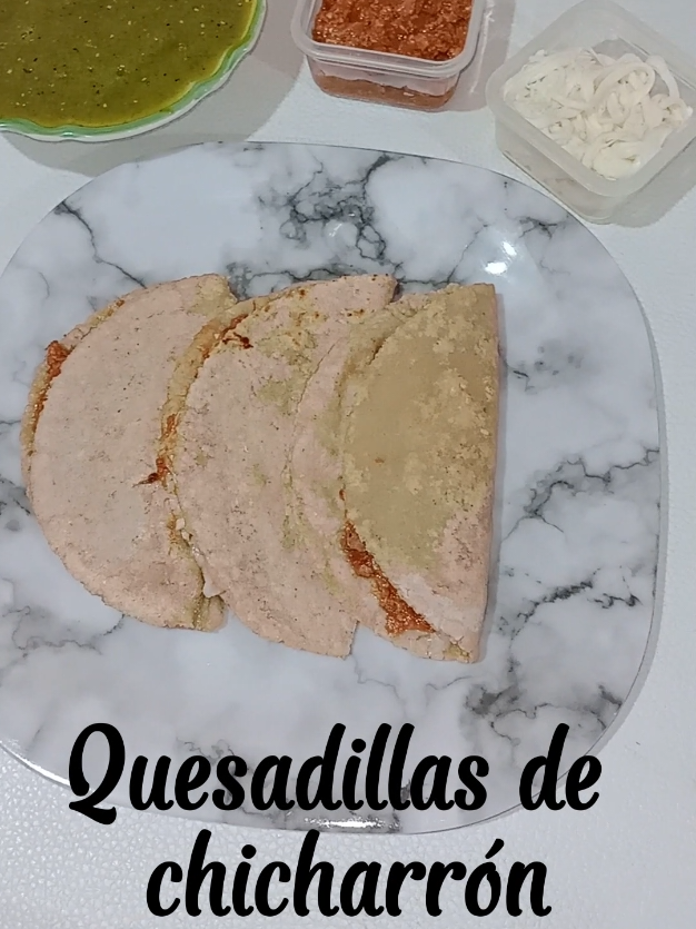 🥟 Quesadillas de chicharrón 🥟 ¿Te gustan las garnachas? ¡Aquí te va un clásico, super fáciles de hacer y con mucho sabor! Ingredientes: - 250 g de chicharrón prensado - 2 jitomates - Una rodaja grande de cebolla - 1 diente de ajo - 1 kg de masa de maíz o en polvo para preparar - 1/4 de queso oaxaca (o más si así lo prefieres) - Sal al gusto Para acompañar: - Salsa verde - Lechuga picada (opcional) #comidamexicana #quesadillas #quesadillasdechicharron  #facilyeconomico 