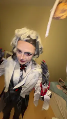 shes bald....@•MilkyWay• #cosplay #GenshinImpact #lyney #genshincosplay #genshincosplay 