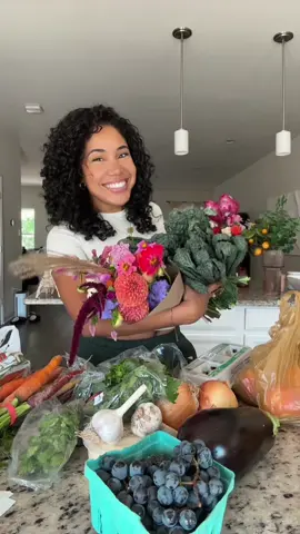This was one of my best farmers market trips yet! They had soooo much good stuff! Probably helped that I got there early! From the Dino kale to the custom bouquet to the fresh butter- I’m sooo excited to help all of these ingredients come to life! I feel like I’m finally getting my groove back in the kitchen🙌🏾 #croftonfarmersmarket #farmersmarket #farmersmarketlife #farmersmarkethaul #groceryhaul 
