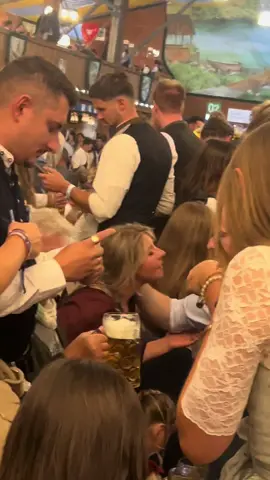 No expondré a mi grupo 🤪. Cuando te sientes cool en el #oktoberfest #wiesn #münchen #fyp #deutschland 