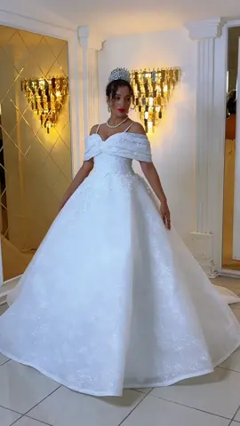 Disponible Uniquement en Confection sur mesure,delai 6semaines maximum  Prix de vente 1200€ possibilité de payer en deux fois Dm pour pour plus d’info  #robedemariee #universbridal #weddingdresses2025 #surcommande #confectionrobedemariee      