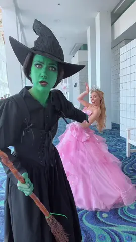 LMAOOO #wicked #wickedforgood #glinda #elphaba #cosplay 