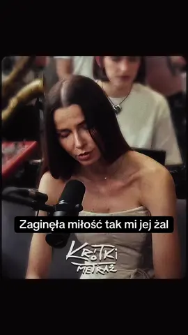 Lato 2025, a może by tak zaśpiewać razem?.🌺 Rzadko mi się zdarza usłyszeć swoją piosenkę z energią tylu głosów. Dziękuję za ten pomysł @piotrodoszewski i reszcie ekipy 🌻, zapraszamy do posłuchania lekko innej wersji w całości na YT https://youtu.be/RrGNWd4nRyY?si=oqe7Z4RmmSpnxBz_ #trasa #amozejeszczesieda #fyp #guitar @Piotr Odoszewski 