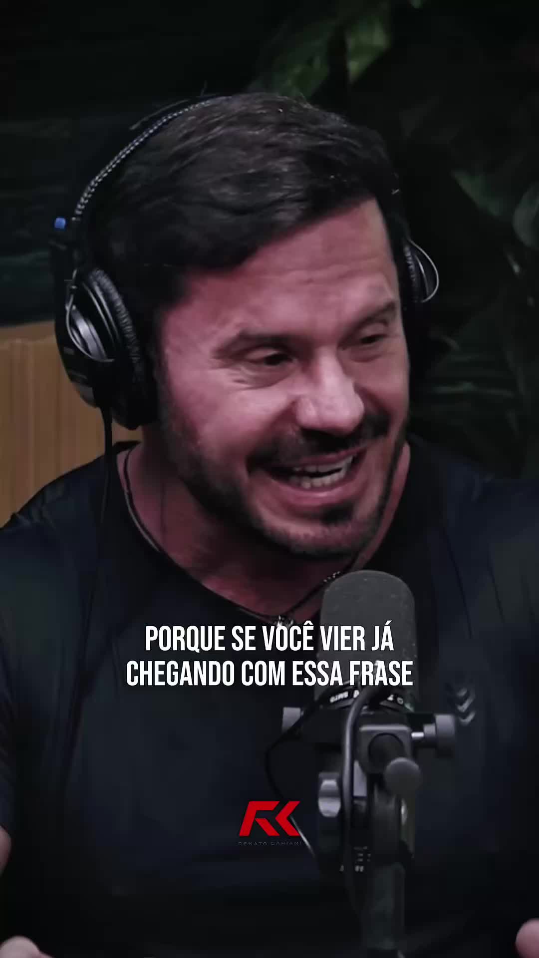 🚨 Entenda uma coisa de uma vez por todas… Ninguém vai te dar nada nas mãos, então é bom que você passe a dar mais valor ao seu tempo, mais valor aonde o utiliza. De verdade, faça a si mesmo as seguintes perguntas: por que estou usando o meu tempo com coisas que não têm ligação alguma com a realização dos meus objetivos? Por que continuo dando chance para que os meus planos falhem? Se os seus objetivos não merecem a sua disciplina, talvez você não queira realmente alcançá-los e tudo passe apenas de uma fantasia da sua cabeça. E então… você tem objetivos ou fantasias?