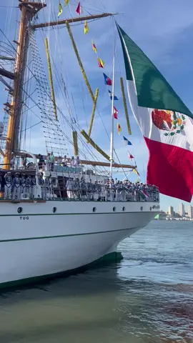 El caballero de los mares, el buque Cuauhtémoc abandona Nueva York, para retomar su camino.