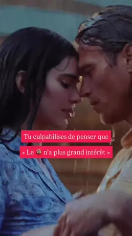 Les années passent et tu ressens toujours de l’amour…mais pour ce qui est des galipettes, tu n’y vois plus tellement d’intérêt. Et tu culpabilises même de le penser. Tu n’es pas forcément malheureuse de la situation mais disons qu’elle te contente et qu’elle te met finalement assez à l’aise. Mais de l’autre côté, tu te demandes pourquoi. Pourquoi dans ta vie, alors qu’il y a de l’amour et pas spécialement de « problèmes », cela ne vient pas. Votre vie est agréable, calme, vous partez en vacances, tu as un peu de temps pour toi…mais vraiment, tu ne trouves pas le sekkse très intéressant. Une des raisons à laquelle tu ne vas pas penser est la suivante : Tu n’es pas inspirée ni par ta vie, ni par ton partenaire. Le ronron, l’ultra prédictibilité du quotidien ferme la porte au désir et à cette inspiration. Pas étonnant que tu trouves le sekkse moins intéressant. Et ce n’est pas en rendant le sekkse plus intéressant en le 🌶️ que tu auras plus envie. Au contraire…mais si tu veux retrouver cette inspiration sans dénaturer les saveurs que tu pouvais apprécier originalement, mon nouveau programme L’école du Plaisir est fait pour toi ! Lien dans la bio pour t’inscrire. Extrait vidéo de @voguemagazine  #femme #couple #intimité #plaisir Hello, je suis Sarah, plaisirologue & chorégraphe de ta sensualité et ton plaisir. Quand la se❎ualité est devenue forcée et que tu as l’impression de ne plus savoir y faire ou t’y prendre, je suis la personne qui va te libérer de toute cette pression et culpabilité en remettant le focus sur ton plaisir et tes envies - le tout avec une bonne dose de poésie et d’élégance. Abonne-toi parce que tu ne veux rien louper de tout ça.