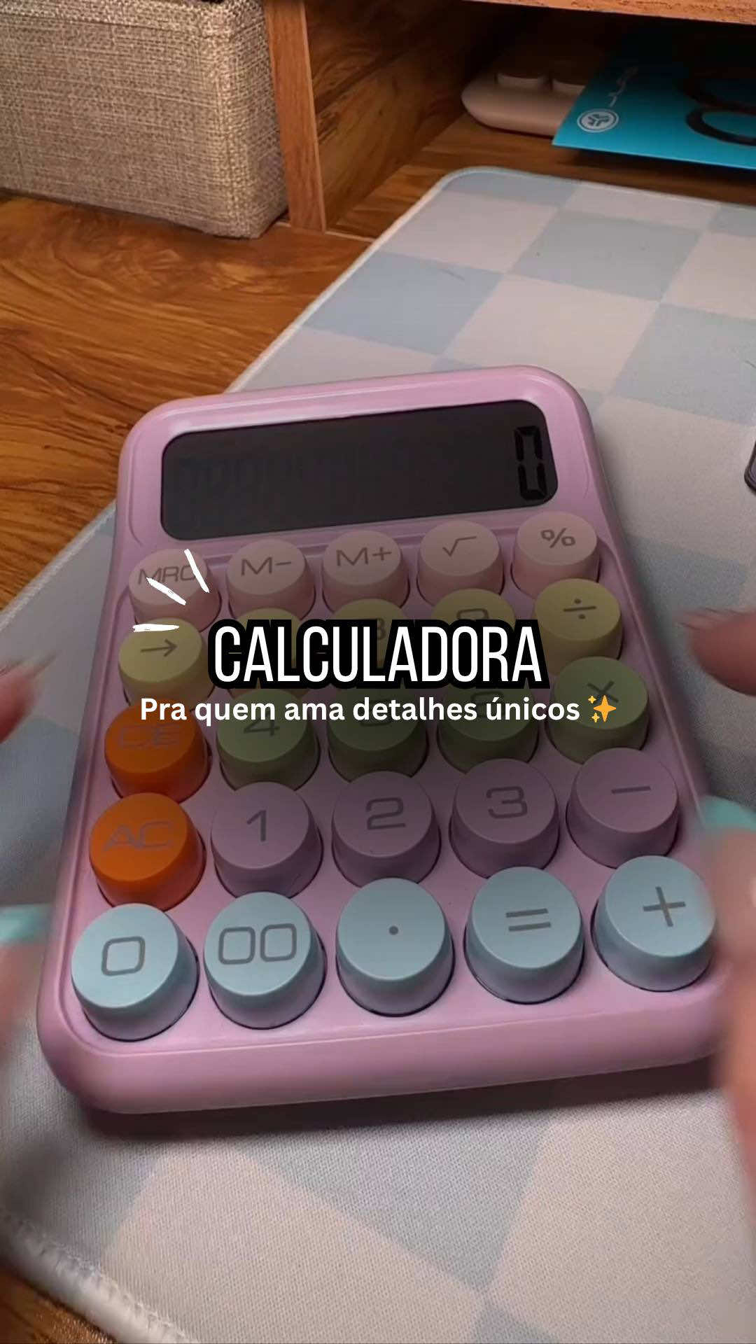 Essa calculadora colorida estilo Morandi é a definição de fofura e produtividade juntas 😍🧮 Com teclado mecânico super macio e design minimalista, ela é perfeita pra deixar sua mesa de estudos ou escritório com um toque estético ✨ Ideal pra quem ama papelaria linda e funcional! 💬 Curtiu? Então digita EU QUERO que te mando o link do achadinho! 📌 #PapelariaEstética #AchadinhosShopee #EstudoComEstilo #tiktokshop 