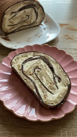 Tiramisu rolat sa palačinkama🥰  Za palačinke: 420 g mleka 35 g putera 4 jaja 180 g brašna 15 g gustina 25 g kakao praha 45 g šećera Prstohvat soli Za fil: 2 žumanca 20 ml mleka 100 g šećera(ako volite sladje, može više, po ukusu) 200 g maskarpone sira 250 g slatke pavlake Vanila po ukusu Još je potrebno: 280 g keksa (petit beurre) 140 g vode 140 g mleka 2 kašičice nes kafe 20 g šećera 1 čašica čokoladnog likera Priprema: Palačinke: U jednoj posudi pomešajte brašno, kakao i gustin. U drugoj posudi umutite jaja, mleko, istopljeni puter, šećer i prstohvat soli. Suve sastojke postepeno prosejte u mešavinu mleka i jaja(u više navrata) i sve dobro sjedinite dok ne dobijete glatku smesu. Pecite palačinke na tiganju na umerenoj temperaturi. Trebalo bi da dobijete 8 palačinki. Fil: Žumanca, šećer i mleko kuvajte na pari dok se ne zgusne (uz stalno mešanje). Kada se smesa prohladi, dodajte maskarpone i sjedinite. Na kraju umešajte prethodno umućenu slatku pavlaku i vanilu. Na samolepljivoj foliji poređajte palačinke u oblik pravougaonika tako da se lagano preklapaju i nema praznih mesta između. Premažite polovinom fila, ali ostavite oko 8cm praznog prostora sa svih ivica. U vrućoj vodi rastvorite nes kafu i šećer i dodajte mleko i liker. Potopite keks u tu smesu i ređajte preko fila. Preko keksa premažite ostatak fila. Preklopite krajeve palačinki koji nisu premazani filom sa duže strane preko fila, pa uz pomoć folije pažljivo savijte u rolat. Stegnite što čvršće možete. Ostavite u frižideru preko noći da se stegne. Pred serviranje pospite kakao prahom. I to je to🥰 #tiramisu #pancakes #sweets #slatko #chocolate 