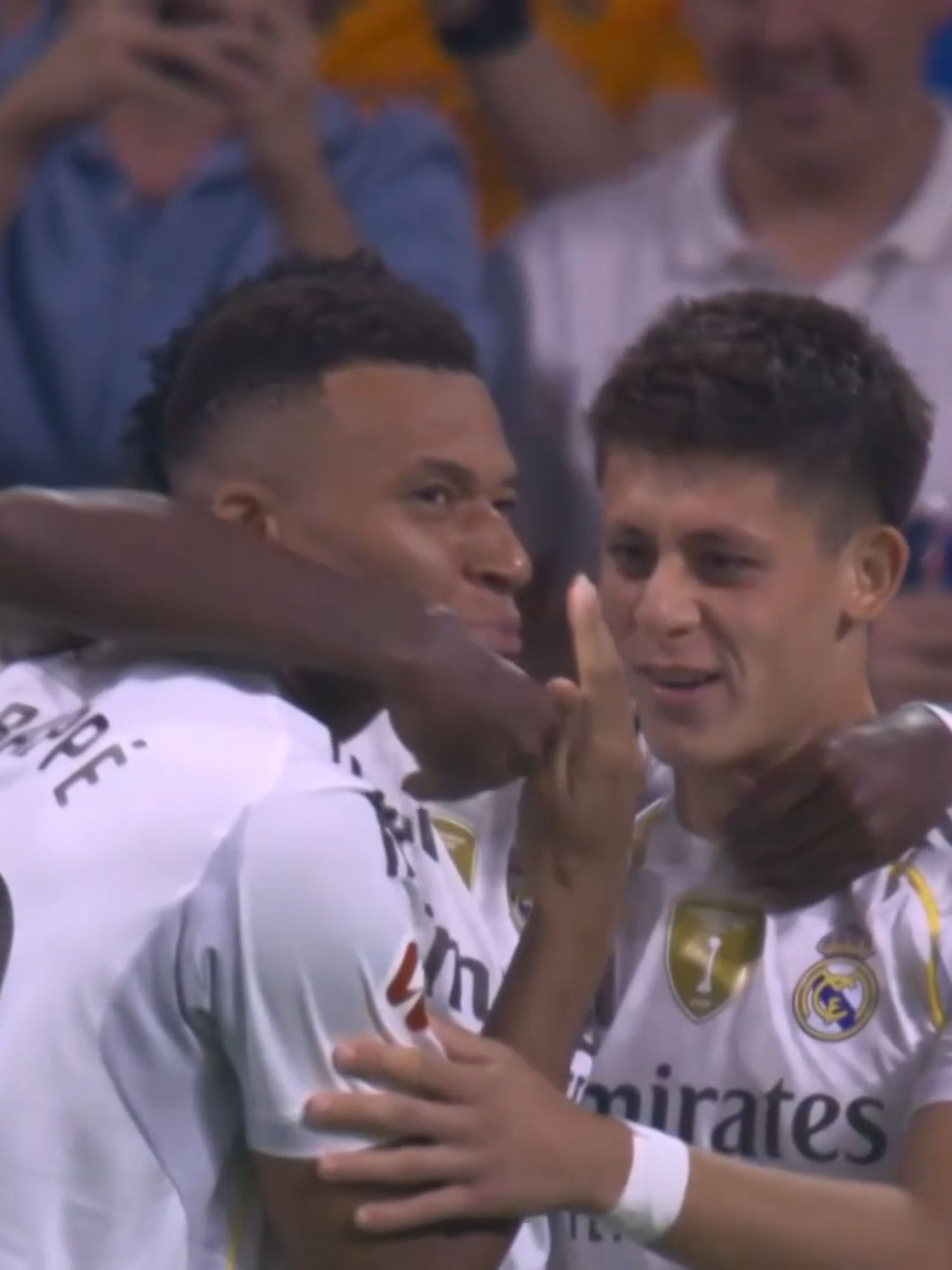 ⚡️ Vinicius Junior, Real Madrid'i Villarreal karşısında öne geçirdi. #sadecespor #sporgünlükleri #laliga #RealMadrid #vinicius