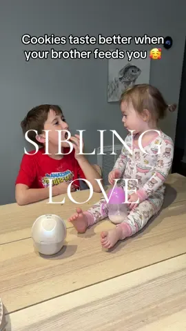 When your sibling snack time turns into the sweetest moment 🥰 #eufypump #eufybreastpump #eufyS1probreastpump 