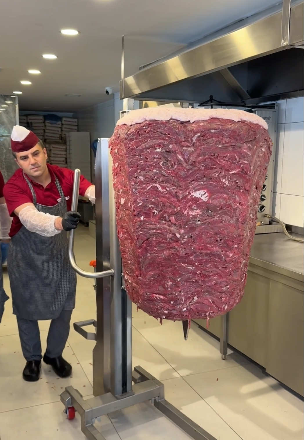 Bugün sizlerle Peçenek Döner’in tüm şubelerinde her gün rutin olarak yapılan dönerimizin hazırlık aşamalarını paylaşmak istedik.  Ankara’nın en güvenilir ve en lezzetli dönerini yemek için sizleri tüm sevdiklerinizle @pecenekdoner’e bekliyoruz😊 . 📍İskitler 📞0(312)342 05 87 📍Balgat 📞0(312)220 20 05 📍 Eskişehir Yolu 📞0(312)284 20 05 📍İstanbul Yolu 📞0(312)397 05 07 📍Çayyolu 📞0(312) 266 06 05  . #peçenekdöner #pecenekdoner #peçenek #döner #etdöner 