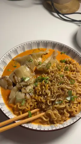 بوالدك رامن مع دامبلينغز الدجاج 😋🍜 الداملبنق:  دجاج مفروم  زنجبيل مفروم ثوم مفروم صويا صوص  خل أرز (اختياري) بصل اخضر نخلطهم مع بعض ونحشيها بعجينة سولو ونسكرها (لاتكثرون حشوة) . ونطبخها ع البخار لمده ١٢ دقيقة. سووا رامن بالطريقة اللي تحبونها وحطوها مع الدمبلنقز وبالعافيه