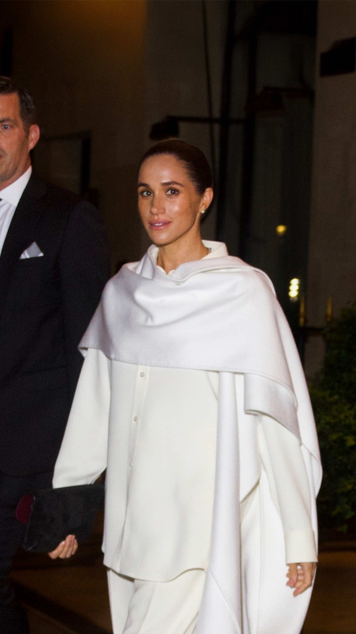 Assistere a un fashion show, si sa, è anche un modo per incontrare vecchi amici o fare nuove conoscenze. Tra chiacchiere, baci e abbracci, il clima di scoppiettante vitalità è tangibile ed è per questo che la sfilata diventa anche un crocevia di socialità, oltre che momento focale per un designer e il brand che dirige creativamente. All’uscita dallo show di Balenciaga, l’ospite più in vista e inattesa della serata, Meghan Markle, si è fermata a salutare l’onnipresente Anna Wintour. Un saluto caloroso che lascia trapelare rispetto reciproco; che Anna abbia anche apprezzato il look sfoggiato questa sera da Meghan? Cosa ne pensate? [📹Best Image; 📷 Backgrid; IPA] #whoopsee #balenciaga #annawintour #meghanmarkle 