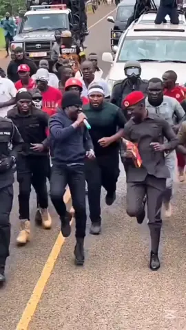 PRESIDENT KYAGULANYI @Bobi Wine  was so happy today that he got out of his car and joined the people jogging along for kilometers! I dare Museveni to do the same, to show: 💥📌 People's love for him.❤️ 💥📌 Physical stamina to lead a nation.🎖🇺🇬💪🏿🫵🏿 #ANEWUGANDANOW