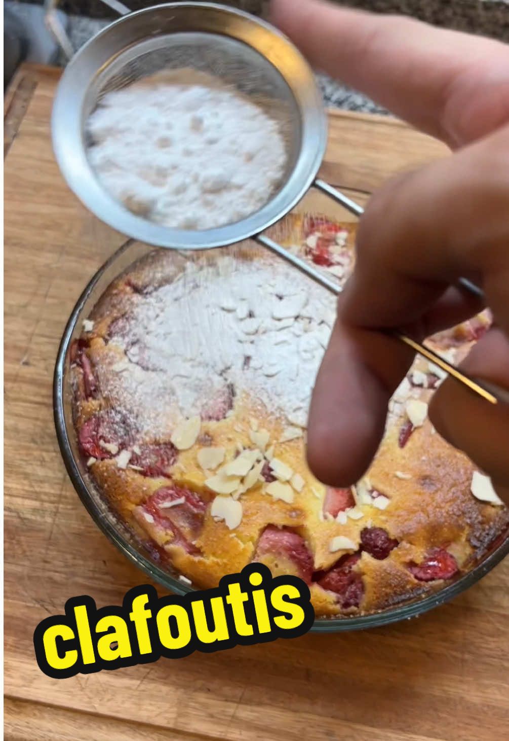 viva la tiala 🇫🇷 🍓 😋 🙏🏻 están a tiempo para hacerlo a la noche 👁️  ingredientes: -350ml de leche/crema de leche -3 huevos -100g de harina 0000 -100g de azúcar  -30g de manteca derretida -extracto de vainilla  -250g de frutillas  -almendras fileteadas -azúcar impalpable  Se cocina en horno precalentado a 190/200 grados por 20 minutos aproximadamente 🤗  #clafoutis #Receta #pasteleria #recetadulce #tiala 