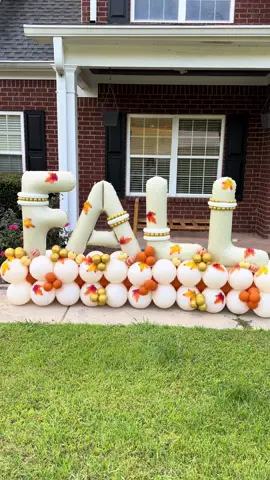 FALL-ing in love with this balloon setup! 🍂🎃 Who else is ready for cozy weather and pumpkin everything? Balloon girlies it’s OUR seasonnn🍁 #fallballoons #balloonstack #balloonartist #thanksgiving #friendsgiving 