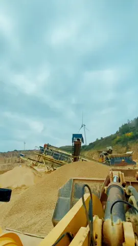 A few loads of 20>5mm concrete aggregate for @Volmix Concrete got to look after the neighbours. Always glad to load @Alan McGuiness as he always stops in the right place 👍  #quarrylife #shoveloperator #caterpillar #980m #bestjobintheworld 