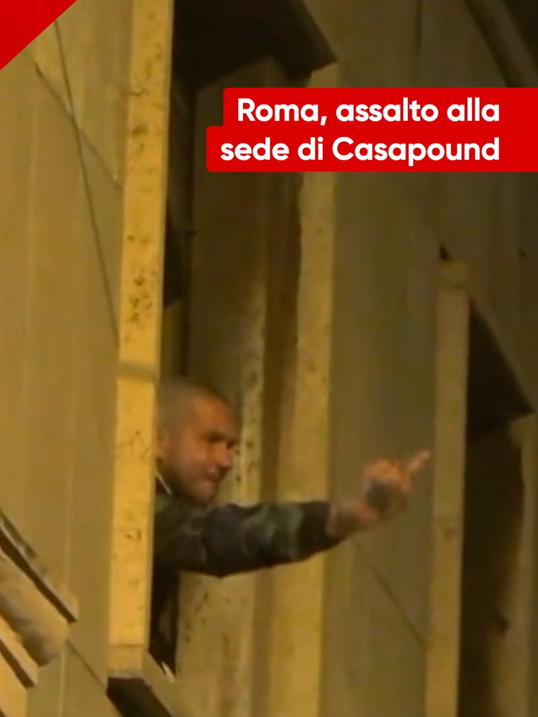 Un gruppo di manifestanti, che si è distaccato dal corteo a sostegno della Palestina, ha preso di mira la sede di Casapound a Roma. Lancio di oggetti incrociato tra i manifestanti in strada e i militanti da una finestra dell'edificio. Il gruppo si è poi allontanato all'arrivo della polizia.