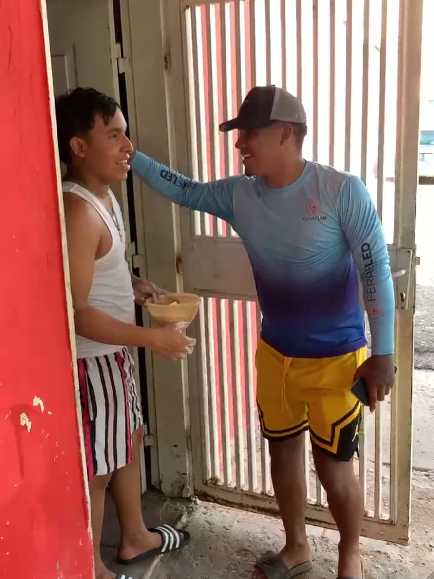 Bien Bueno @el mynor⚔️. De a josue que coma tranquilo 🤣🤣🤣🤣 #perros #palmera #perroscaliente #food #calle 