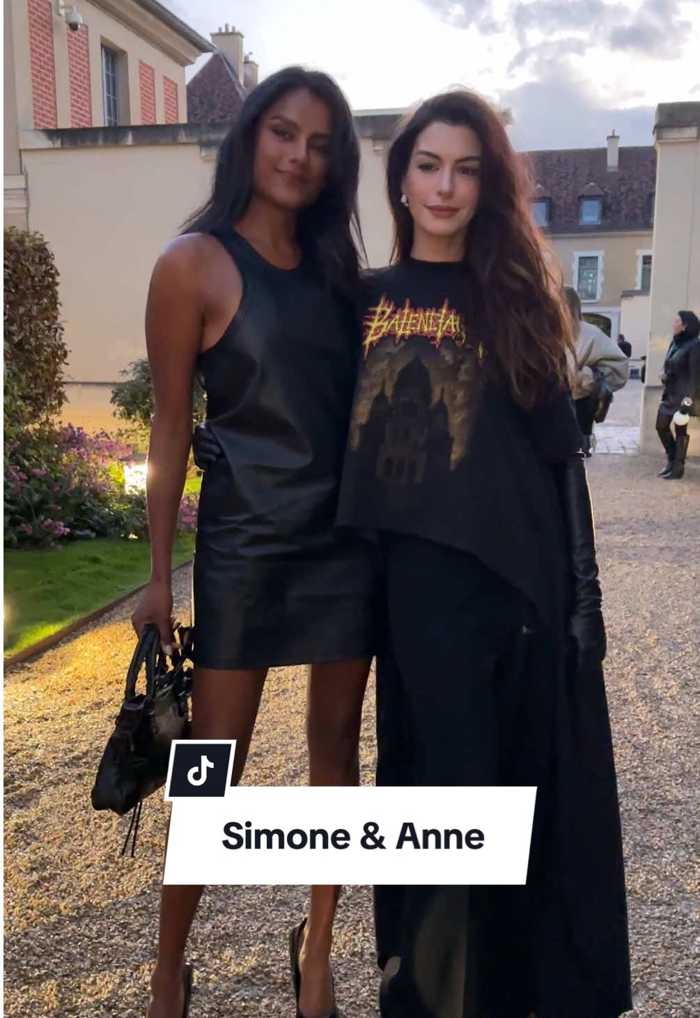 #annehathaway and #simoneashley at the #balenciaga Spring/Summer 2026 show. #voguegermany #thedevilwearsprada   (Videos: @STYLE DU MONDE, @enzoply)