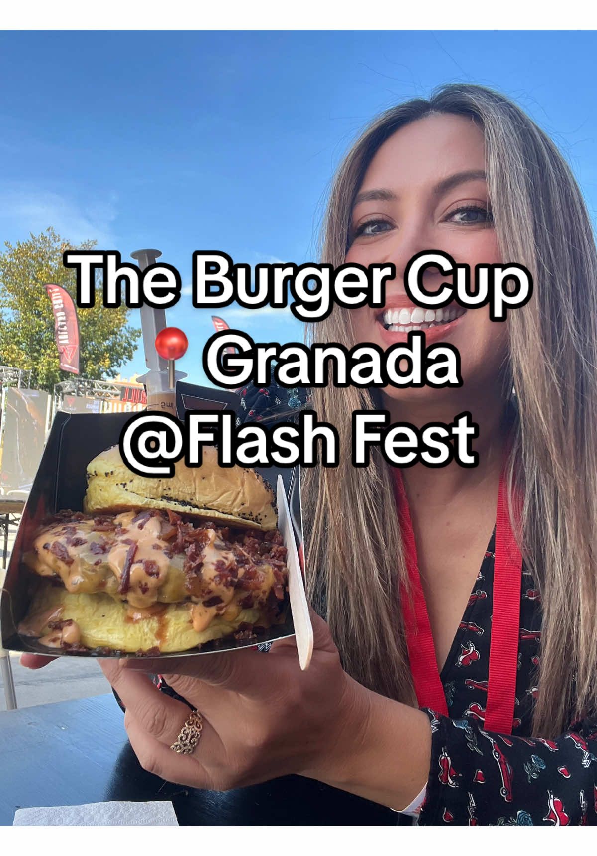 Fui a FlashFest en Granada, ¡y también estaba pasando la Burger Cup! 🍔🔥 Y si ya me conoces, sabes que la comida me pone feliz 😋 Probé una hamburguesa uff, buenísima…llena de queso (¡hasta traía una mini jeringuita para ponerle más queso! 🧀), con pedacitos de tocino, cebolla asada y todavía más queso 🤤 Estaba deliciosa, me recordó a las de In-N-Out, pero como el doble de buena 😍 Y la neta, también tenía muchísima hambre, porque yo me muero de hambre súper temprano 😂 Okay, so I went to FlashFest in Granada, and guess what? They were also doing the Burger Cup! 🍔🔥 And if you know me, you already know… food makes me happy 😋 I tried this crazy good burger…full of cheese (like, it literally had a little injection so you could add more cheese 🧀), bacon bits, grilled onion, and yeah… more cheese 🤤 It was delicioso, seriously reminded me of an In-N-Out burger but, like, double better. Also, not gonna lie… I was starving, because I get hungry super early 😂 #FlashFest #BurgerCupGranada #LaMamiLife #FoodieMami #ComidaRica     @The Burger Cup @Ayto Armilla @Fermasa @FLASH Fest! 