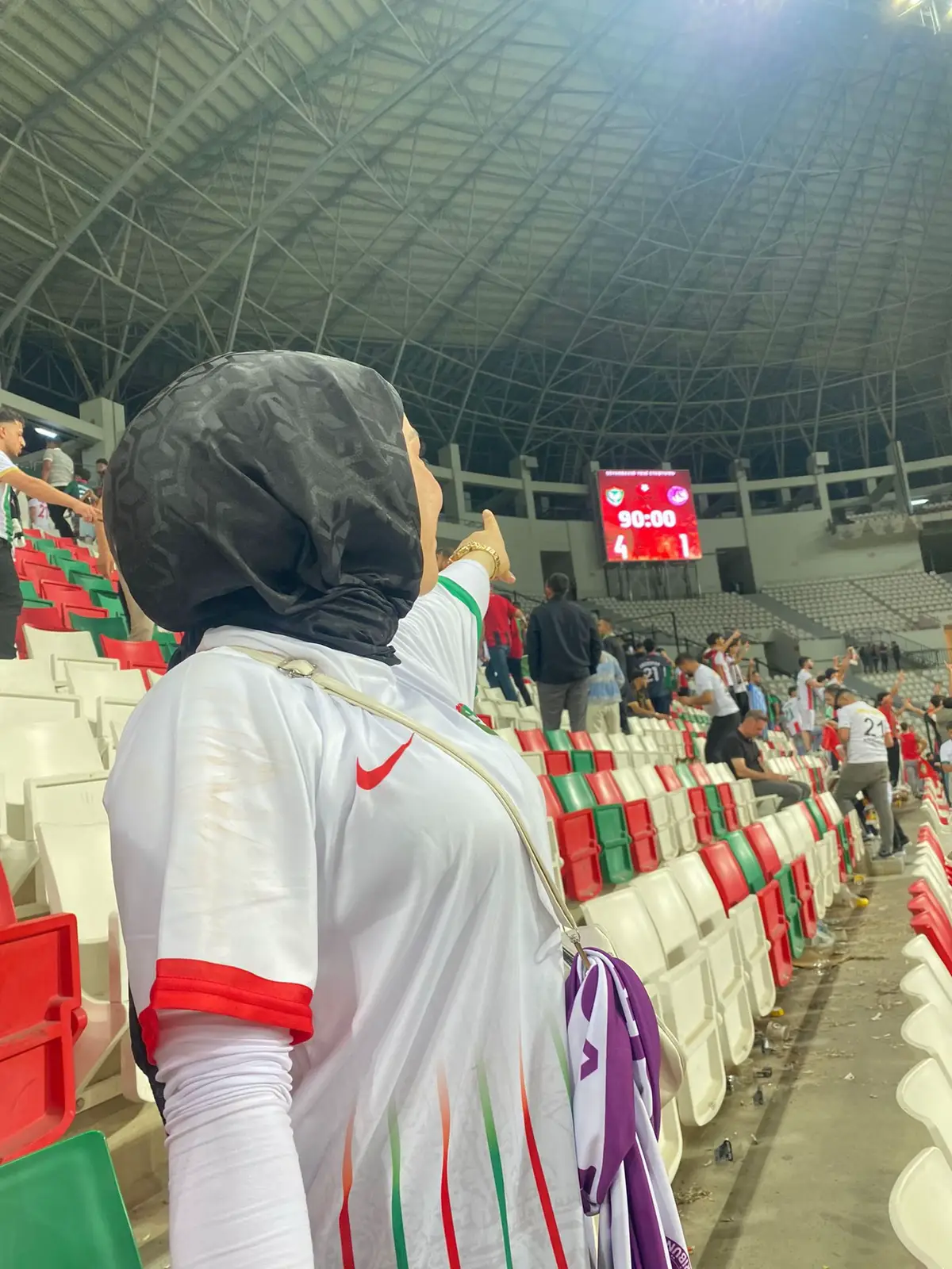 #21 #amed #mor #tribün 